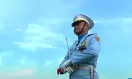 Komandan Upacara Penurunan Bendera di Istana: Kolonel PnB Sunar Adi Wibowo