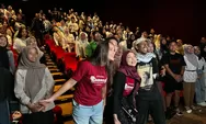 Pemain Film Komang Sapa Penonton di Jogja, Ajak Rayakan Perbedaan Cinta yang Tulus