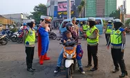 Badut Zebra Polres Salatiga, Polisi Berpakaian Badut Atur Lalu Lintas di Bundaran Tamansari