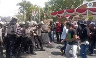 Ratusan massa merangsek ke barisan petugas keamanan Pilkada Kulon Progo 2024, tapi ini cuma simulasi lho!