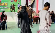 Algojo Cambuk Sembilan Terpidana Judi Online di Aceh Barat