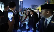Presiden Prabowo ke Beijing, Kerumunan Mahasiswa Indonesia Antusias Sambut di Depan Hotel Minta Selfie