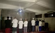 Umat Muslim di Bali tetap tarawih dengan khsusuk terakhir di tengah Nyepi