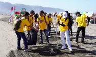 Fakultas Agroindustri UMBY kolaborasi Dinas Pariwisata Kabupaten Bantul bersihkan sampah di Pantai Parangtritis