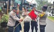 Polsek Sidorejo Ganti Bendera Merah Putih yang Sudah Tidak Layak Milik Warga Salatiga