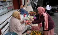 Pegawai di Kompleks Setda Temanggung Bagikan Bendera Merah Putih