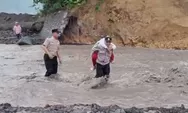 Begini ketika para polisi gendong siswa SD seberangi lahar dingin Semeru