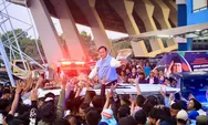 Sempat Diguyur Hujan Lebat, Puluhan Ribu Rakyat di Bandung Setia Menanti Prabowo