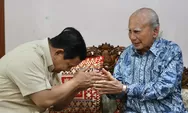 Momen Penuh Hormat Prabowo ke Emil Salim: Minta Maaf Saya Baru Datang Sekarang