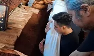 Baim Wong Turun ke Liang Lahat Ayahnya di TPU Sirna Sari Purwakarta