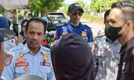 Belum Sehari Ditertibkan, Mobil Kembali Parkir di Badan Jalan Depan RS At Medika dan Bahu Jalan Depan Gacoan 