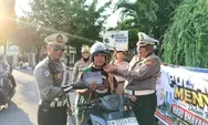 Gelar Kampanye Keselamatan Berlalu Lintas, Subdit Kamsel Ditlantas Polda Riau Bagikan Helm SNI ke Pengguna Jalan