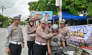 Polantas Sapa Pengendara di Jalan, Bagikan Helm SNI dan ajak Pengendara Patuhi Tata Tertb Berlalu Lintas