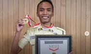 Siang Jaga Bank, Malam Nulis Jurnal: Kisah Satpam Pemecah Rekor MURI dengan 13 Karya Ilmiah 