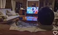 Prabowo Unggah Momen Sarungan Nonton Timnas Indonesia vs Jepang, Netizen: Persis Bapak Saya