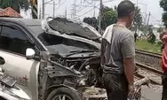Kecelakaan Mobil Tertabrak KA Di Perlintasan Bekasi Mengganggu Perjalanan KRL Penanganan Cepat PT KAI Memastikan Keselamatan Penumpang