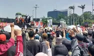 Ribuan Massa Goyang Gedung DPR: Tolak RUU Pilkada, Politisi Dipanasin Massa dan Komika, Suara Rakyat Bukan untuk Dijual!
