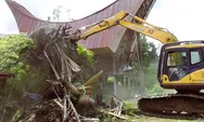 RICUH! Rumah Adat 300 Tahun Warisan Leluhur Toraja Dirobohkan Excavator, Warga Hadang Aparat dengan Molotov dan Panah