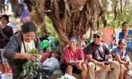 Adrianus Garu Beli Sayur di Pasar saat Bertemu Para Pedagang di Labuan Bajo