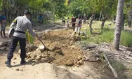 Polisi Bersama Warga Perbaiki Jalan di Kampung Lenteng
