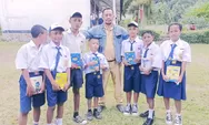 Sambut Bulan Kemerdekaan, Hendrik Gabu Galang Bantuan untuk Anak Yatim-Piatu di SMPN Satu Atap Munde Manggarai Timur