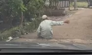 Duduk Hadang Kendaraan Sambil Minta Uang, Aksi Pria Lansia di Bogor Jadi Sorotan