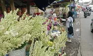 Jelang Ramadan 1447 H, Penjual Bunga Musiman di TPU Cieunteung Tasikmalaya, Kantongi Omset Hingga Jutaan per Hari