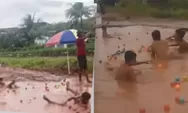 Jalan rusak Lampung Timur Disulap Jadi wisata jalan berlubang, Anak-anak Main di Tengah Lumpur