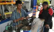 Lebaran Semakin Dekat, Jasa Permak Pakaian di Kota Tasikmalaya Banjir Pesanan
