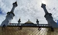 Aksi Relawan Clean Up Masjid Agung Tasikmalaya, Bertaruh Ketinggian demi Kebersihan