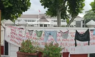 Sindiran Keras untuk Wali Kota Viman, Spanduk Protes dan Celana Dalam Bekas Kepung Balekota Tasikmalaya