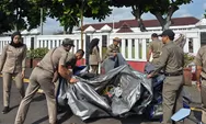 Adu Argumen Warnai Pembongkaran Atribut Aksi dan Jemuran Celana Dalam di Depan Balekota Tasikmalaya