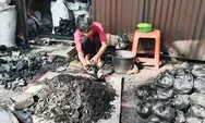 Marema! Penjual Arang di Kota Tasikmalaya Naikkan Stok Arang Jelang Iduladha 1447 H