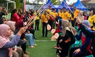 Polisi dan Warga Lupakan Sekat di Lomba 17-an