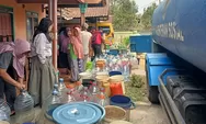 Tagana dan Donatur Salurkan 18.000 Liter Air Bersih ke Warga Desa Cibalanarik Kabupaten Tasikmalaya