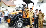 Dukung Swasembada Pangan, Pemkab Jombang Salurkan Alsintan ke Petani