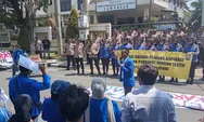 Polres Lamongan Kawal Aksi PC PMII Secara Humanis di DPRD dan Pemkab
