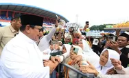 Momen Ratusan Ribu Warga NU Berdiri Bersholawat Sambut Prabowo di Stadion Gajayana Malang