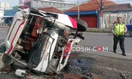 Diduga Sopir Ngantuk, Minibus Terguling di Jalan Raya Miagan Mojoagung