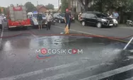 Cegah Kecelakaan Beruntun, Petugas Sigap Bersihkan Tumpahan Oli di Jalan Denanyar Jombang
