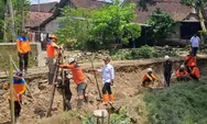 BPBD Jombang dan Warga Tangani Tanggul Sungai Jebol di Plandaan Akibat Hujan Deras