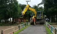 Gerak Cepat, Dinas PUPR Jombang Terjunkan Ekskavator Atasi Banjir Luapan Afvoer 