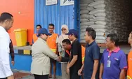 Di Tengah Sidak Gudang Bulog di Magelang, Prabowo Sapa dan Foto Bareng Pegawai
