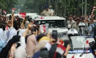 Momen Hangat Warga Sambut Kedatangan Prabowo di Bandung: Pak Minta Foto!