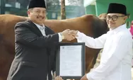 Bobot Hampir 1 Ton, Bupati Warsubi Serahkan Sapi Kurban Bantuan Presiden Prabowo ke Masjid Denanyar Jombang