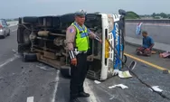 Angkut Rombongan Asal Sampang Menuju Blitar, Mobil Elf Terguling di Tol Jombang - Mojokerto