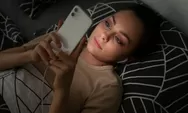 5 Akibat yang Akan Terjadi Jika Kamu Sering Bermain Handphone Sebelum Tidur!  