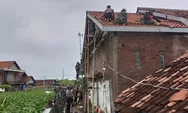 TNI dan Polri Bersama Warga Saling Bergotong Royong Perbaiki Rumah Milik Korban Angin Puting Beliung