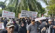 Ratusan Nasabah KSPPS BMT Mitra Umat Pekalongan Gelar Demo di Kantor Balai Kota Pekalongan, Tuntut Pemkot Carikan Solusi bagi Pencairan Duit Simpanan