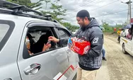 Personil Polres Enrekang Berbagi Air Mineral dan Atur Kemacetan di Batu Rampun